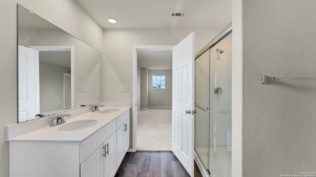 $2,100 | 812 Beacon Heights, Seguin, TX 78155