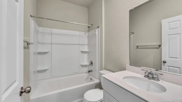 $2,100 | 812 Beacon Heights, Seguin, TX 78155