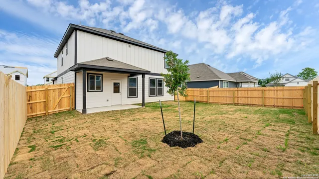 $2,100 | 812 Beacon Heights, Seguin, TX 78155