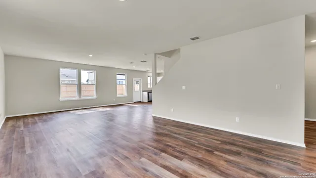 $2,100 | 812 Beacon Heights, Seguin, TX 78155