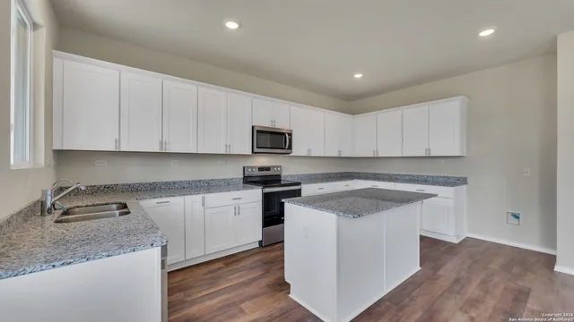 $2,100 | 812 Beacon Heights, Seguin, TX 78155