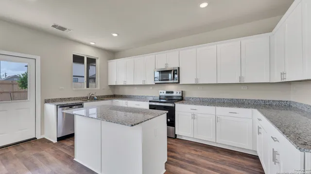 $2,100 | 812 Beacon Heights, Seguin, TX 78155