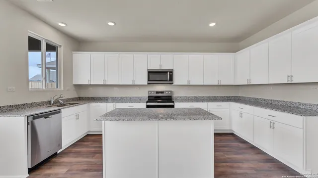 $2,100 | 812 Beacon Heights, Seguin, TX 78155