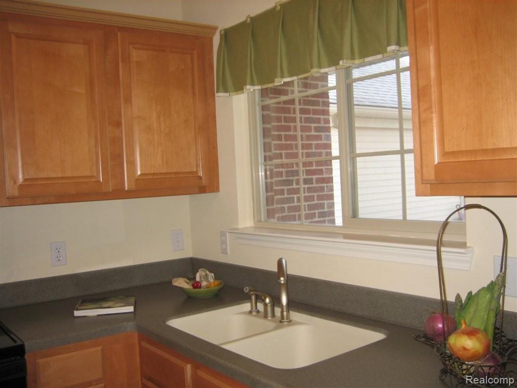 4693 Summer Ridge Drive, Unit 23 Howell, MI 48843 - Photo 5 of 12 Kitchen