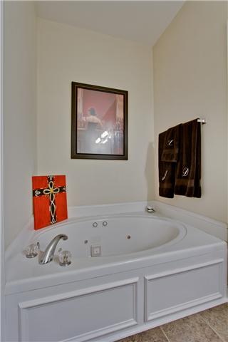 820 Renaissance Avenue Murfreesboro, TN 37129 - Photo 15 of 19 With a jacuzzi tub AND a separate shower, it's up to you...a relaxing whirpool bath or a steamy, hot shower? How nice to have both!