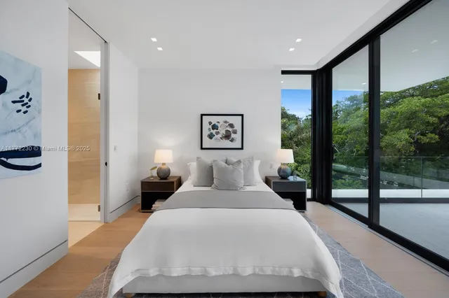 $25,900,000 | 5515 Pine Tree Drive, Miami Beach, FL 33140