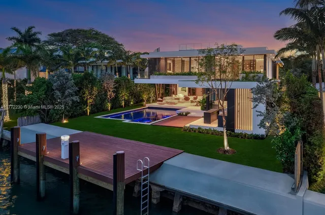 $25,900,000 | 5515 Pine Tree Drive, Miami Beach, FL 33140