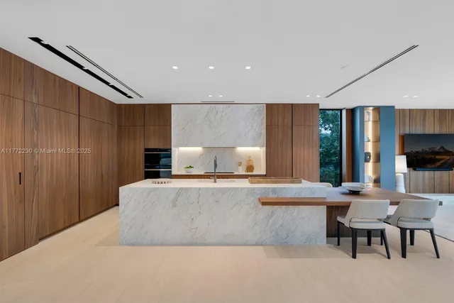 $25,900,000 | 5515 Pine Tree Drive, Miami Beach, FL 33140