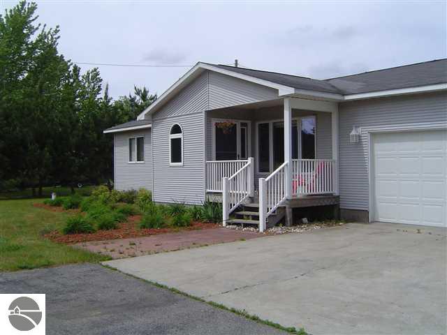 929 North Keystone Road Traverse City, MI 49696 - Photo 3 of 25 1735434-2.JPG