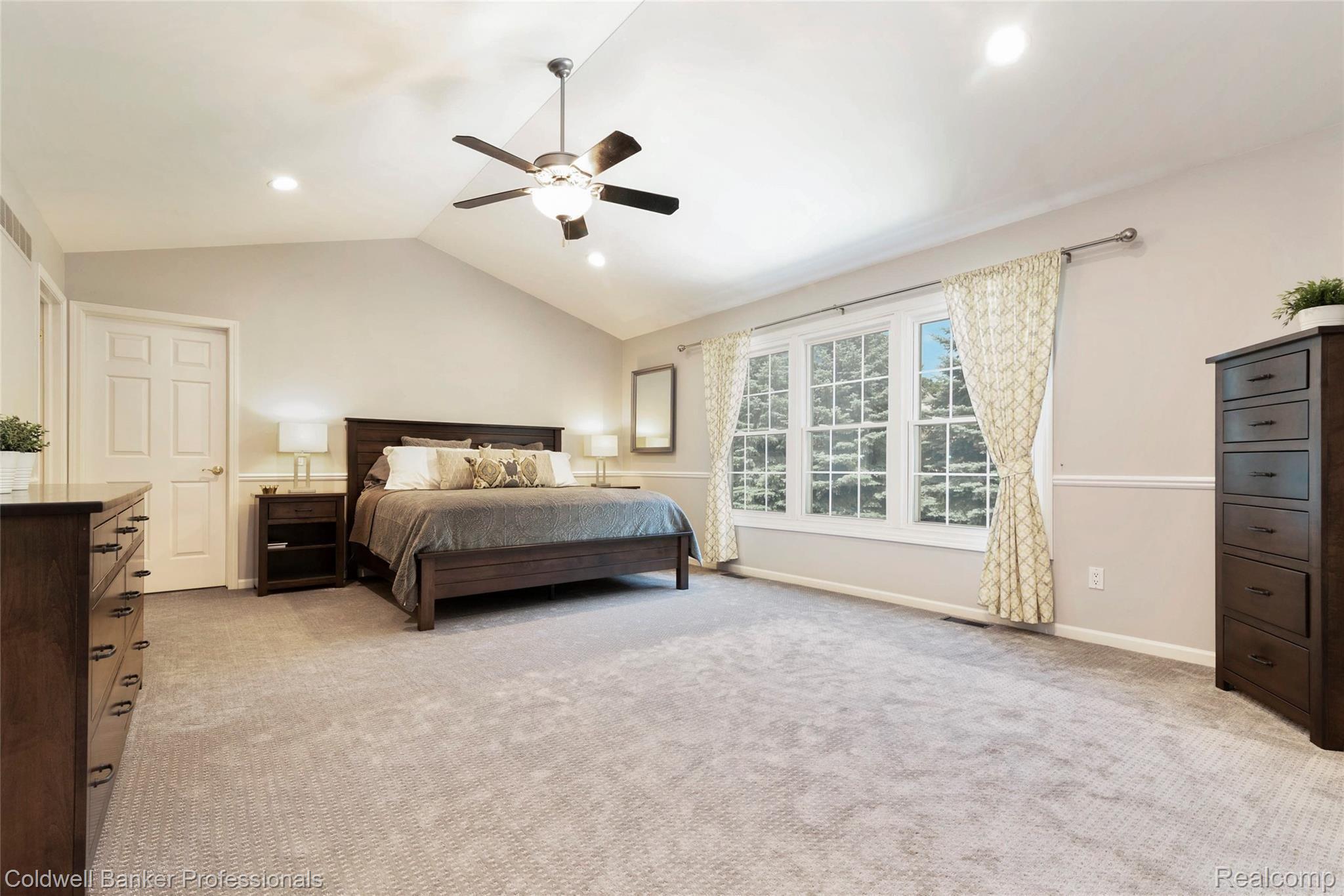 1040 Indianpipe Road Lake Orion, MI 48360 - Photo 17 of 41 Master Suite with Vaulted Ceiling