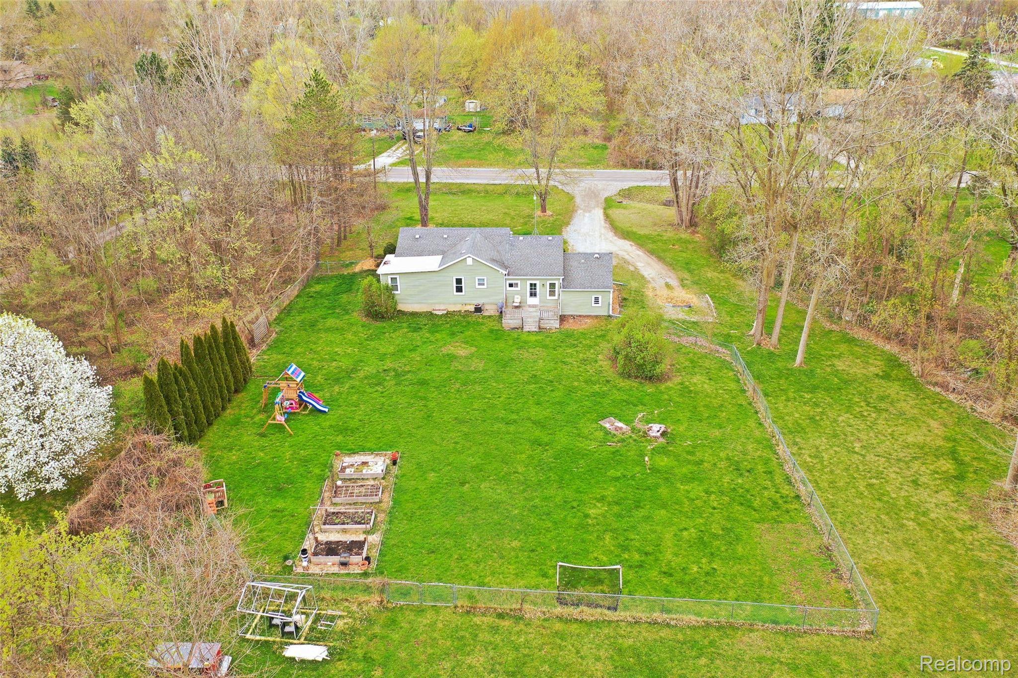 2322 Reid Road Grand Blanc, MI 48439 - Photo 6 of 25 2322-E-Reid-Rd-59 Outside.jpg