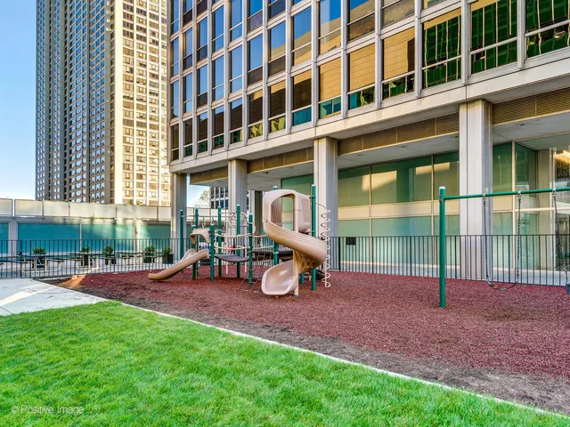 $6,500 | 330 West Diversey Parkway, Unit 2701, Chicago, IL 60657