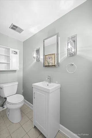 $339,900 | 215 Lakeshore Lane, Bloomingdale, IL 60108