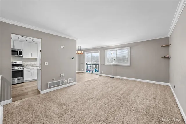 $339,900 | 215 Lakeshore Lane, Bloomingdale, IL 60108