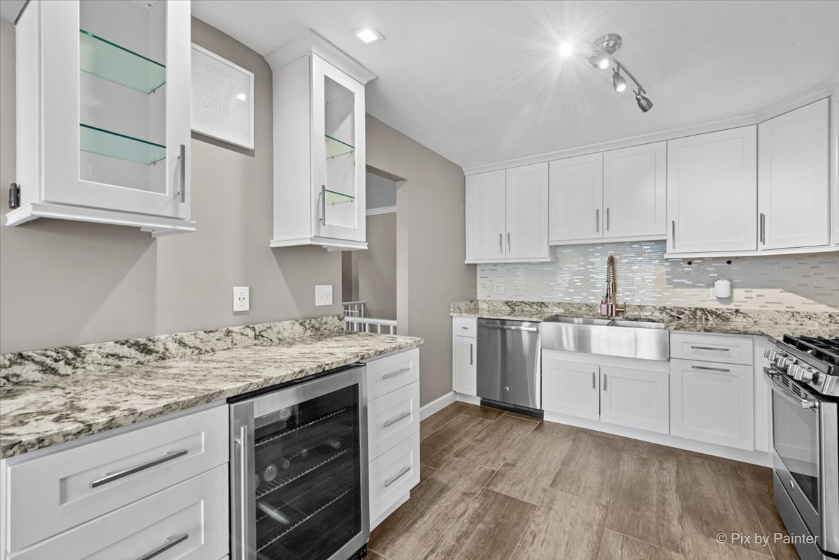 215 Lakeshore Lane Bloomingdale, IL 60108 - Photo 3 of 32