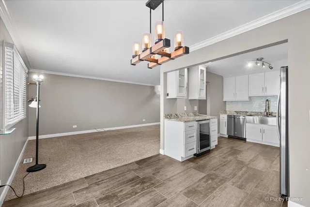 $339,900 | 215 Lakeshore Lane, Bloomingdale, IL 60108