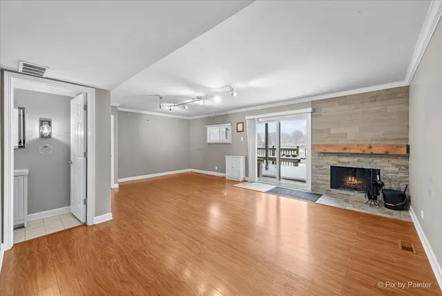 $339,900 | 215 Lakeshore Lane, Bloomingdale, IL 60108