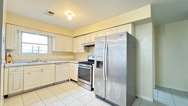 $2,700 | 30 Elm Court, Unit 2, Bayonne, NJ 07002