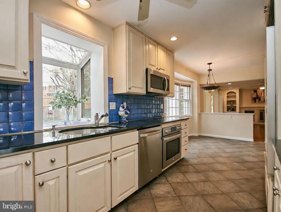 1006 Kimberwicke Road McLean, VA 22102 - Photo 10 of 38 Gourmet Chef’s Kitchen with Premium Appliances