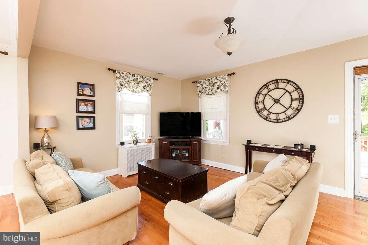 1307 Asbury Road Baltimore, MD 21209 - Photo 3 of 30 Living Room