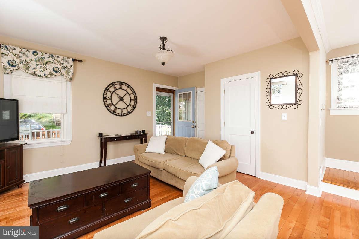 1307 Asbury Road Baltimore, MD 21209 - Photo 4 of 30 Living Room