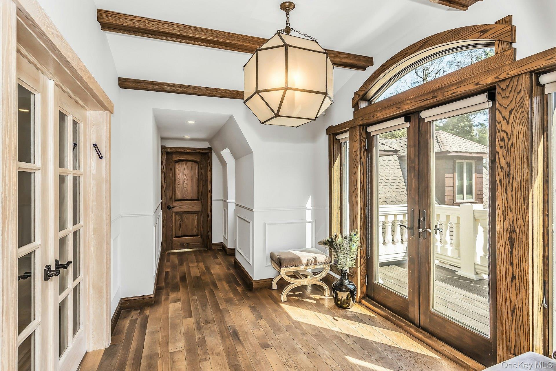 91 Crescent Beach Road Glen Cove, NY 11542 - Photo 20 of 38 a view of a interior of the house