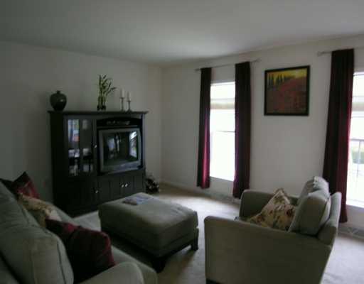 447 Elizabeth Avenue McKees Rocks, PA 15136 - Photo 4 of 8 Living Room.