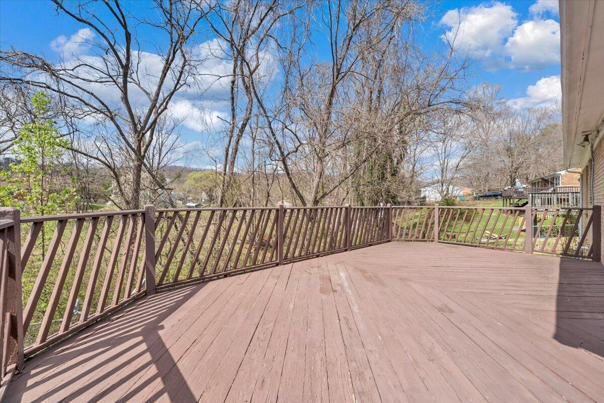 3149 Ventnor Road Southeast Roanoke, VA 24014 - Photo 24 of 43 Spacious Deck