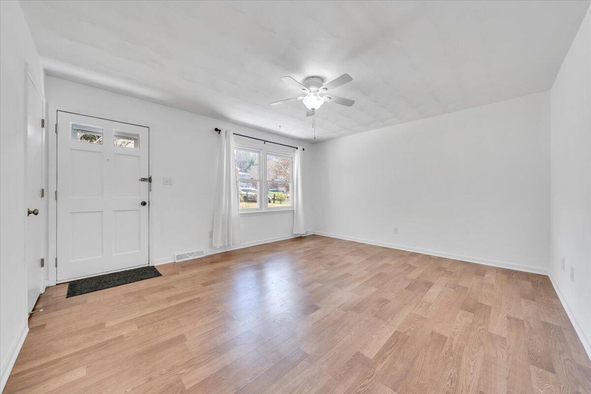 3149 Ventnor Road Southeast Roanoke, VA 24014 - Photo 4 of 43 Lots of Fresh Paint