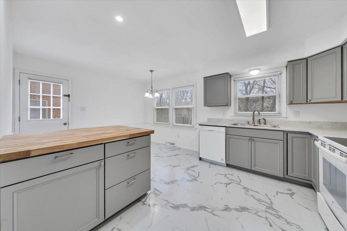 3149 Ventnor Road Southeast Roanoke, VA 24014 - Photo 7 of 43 Updated Kitchen