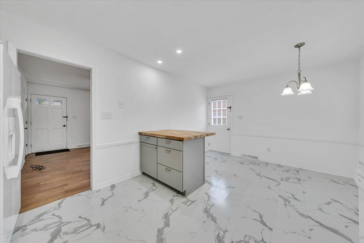 3149 Ventnor Road Southeast Roanoke, VA 24014 - Photo 9 of 43 Light, Bright & Roomy for the Family!