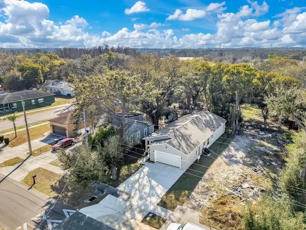 a view of a yard with plants