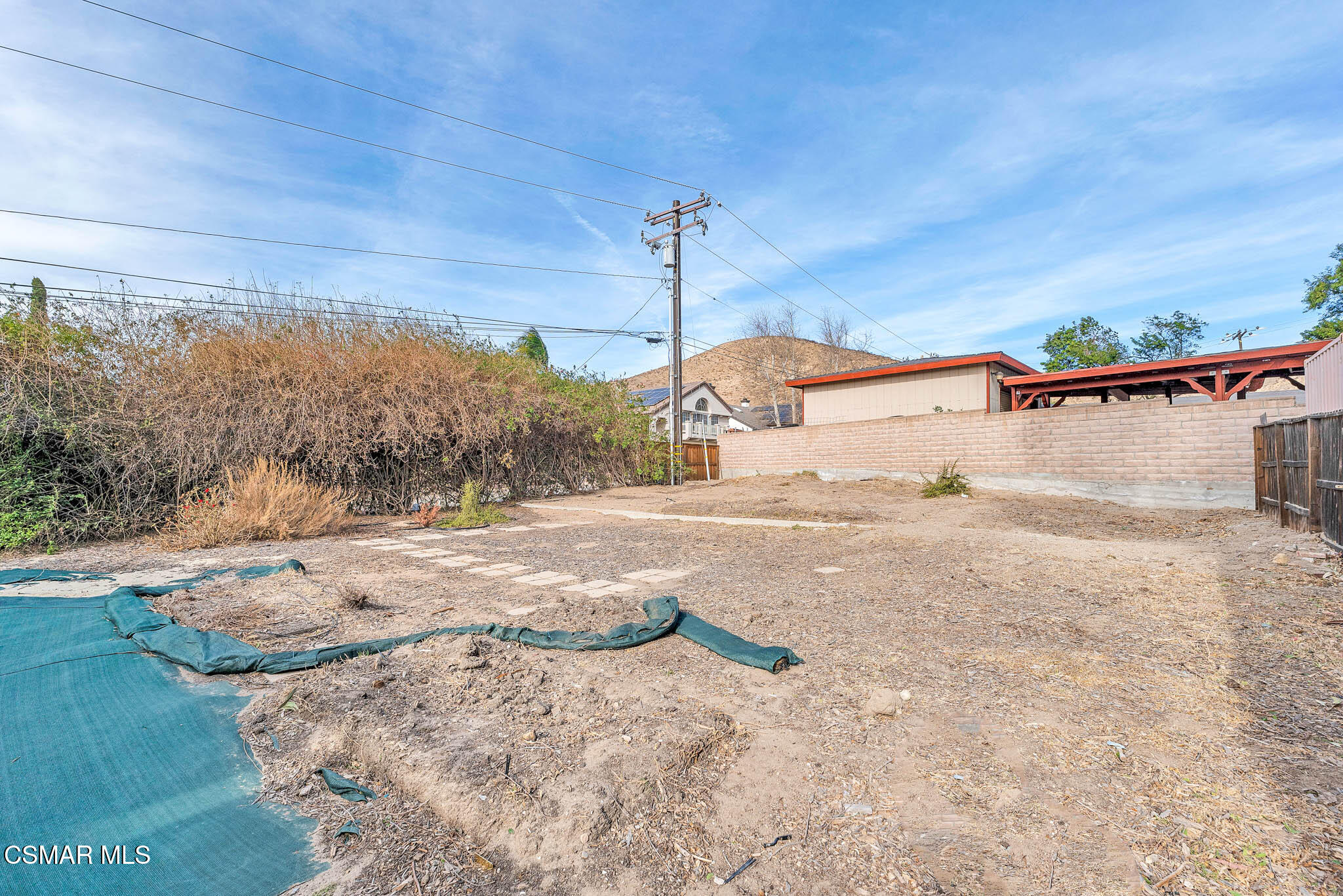 3063 Ditch Road Simi Valley, CA 93063 - Photo 22 of 49 a view of a yard with table and chairs
