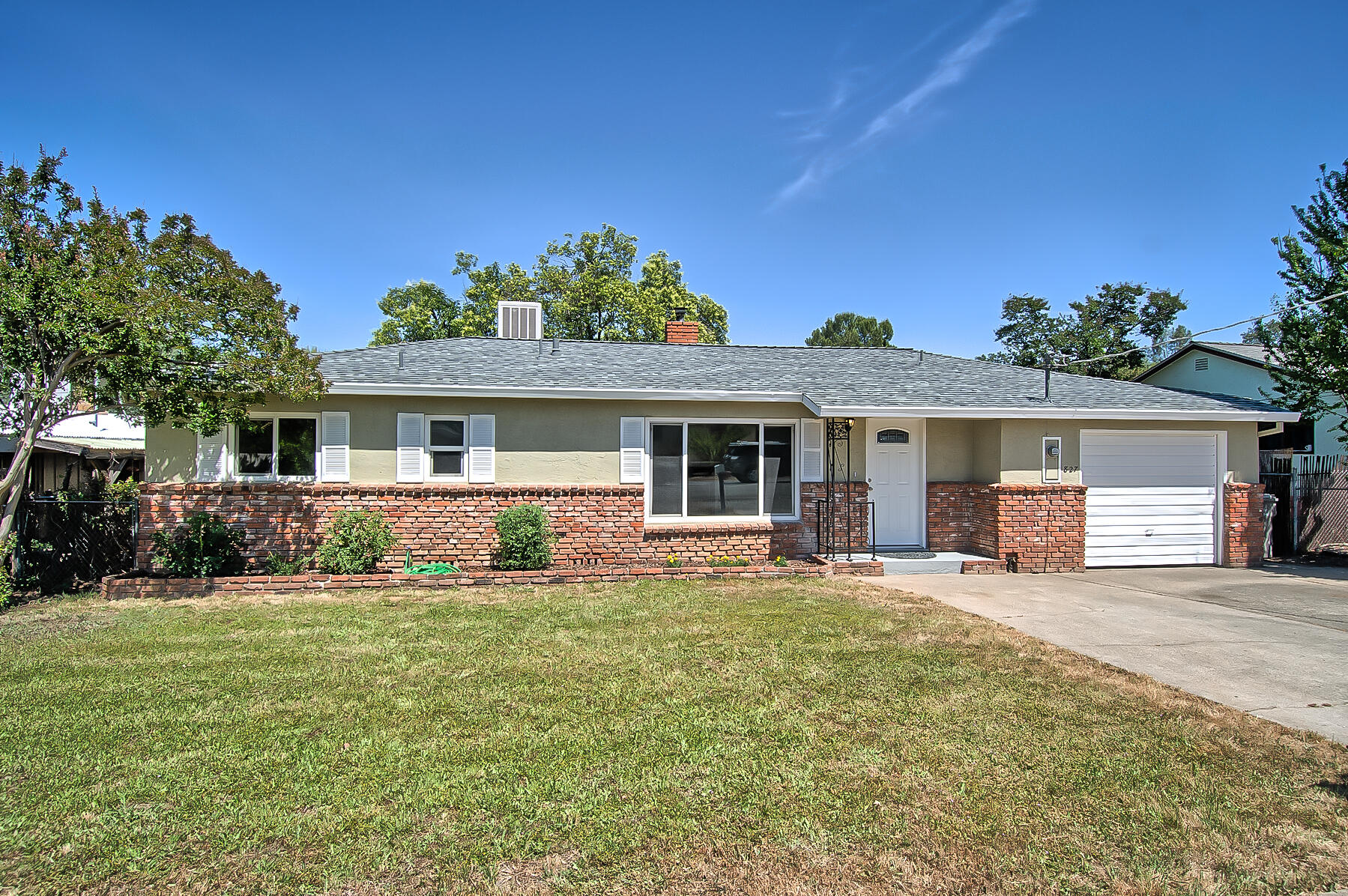 827 Ridge Road Redding, CA 96003 - Photo 1 of 32 Front
