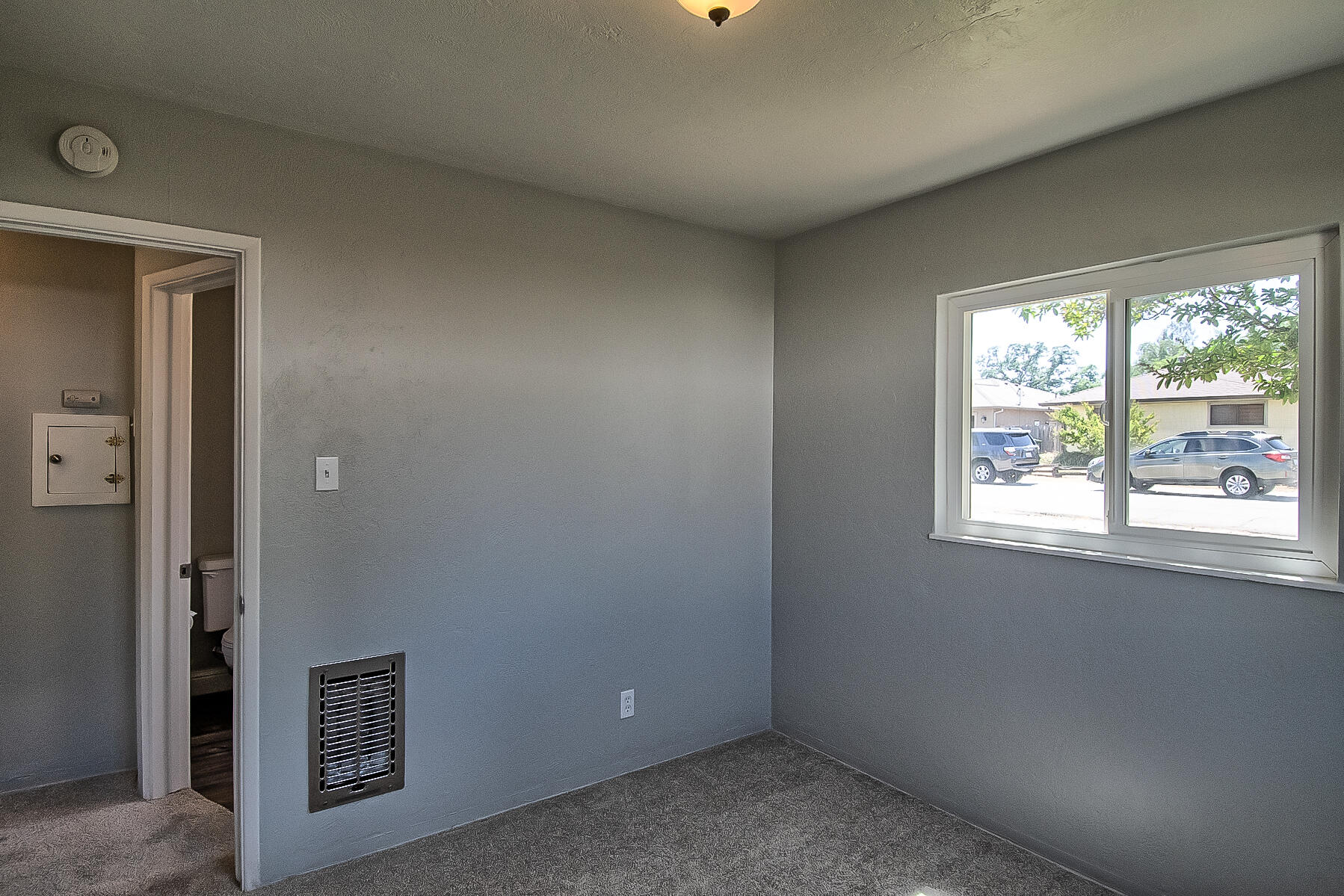 827 Ridge Road Redding, CA 96003 - Photo 16 of 32 Room