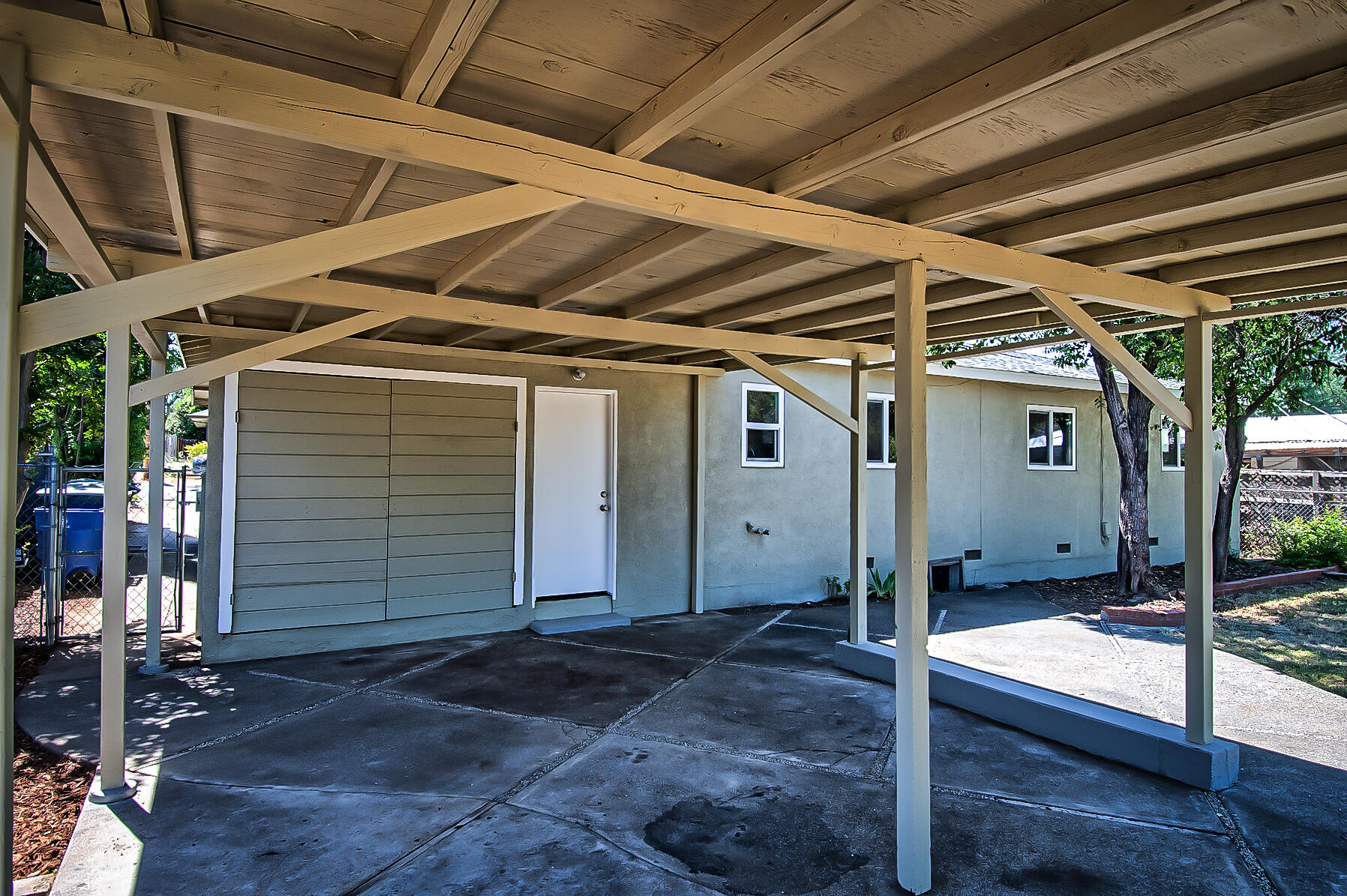 827 Ridge Road Redding, CA 96003 - Photo 22 of 32 Patio