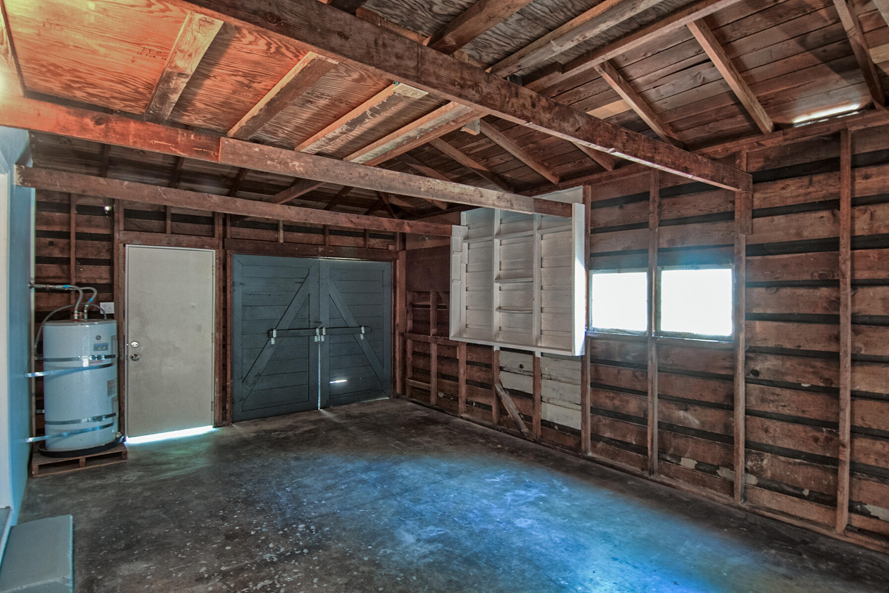 827 Ridge Road Redding, CA 96003 - Photo 24 of 32 Garage