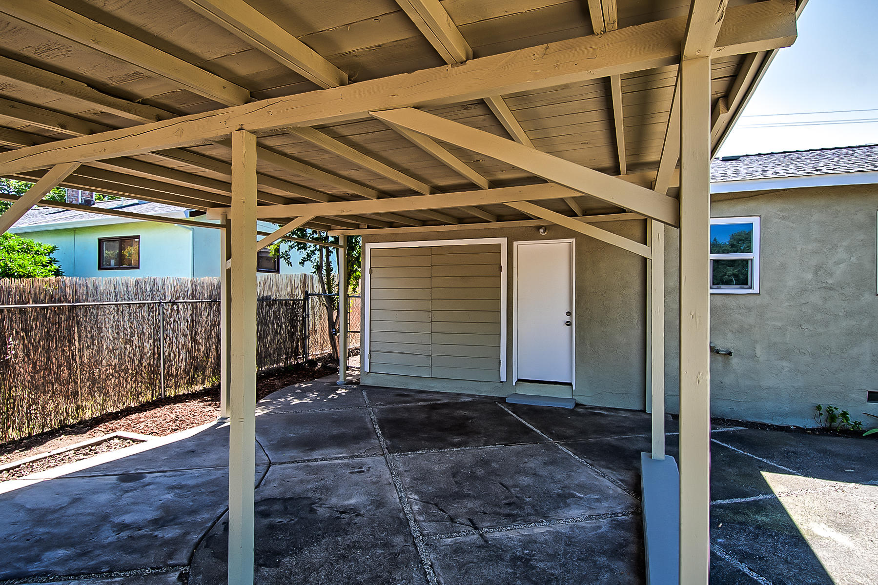 827 Ridge Road Redding, CA 96003 - Photo 27 of 32 Patio