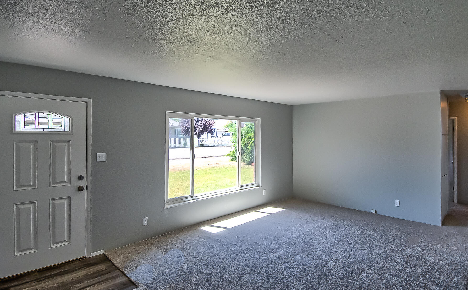 827 Ridge Road Redding, CA 96003 - Photo 4 of 32 Living Room