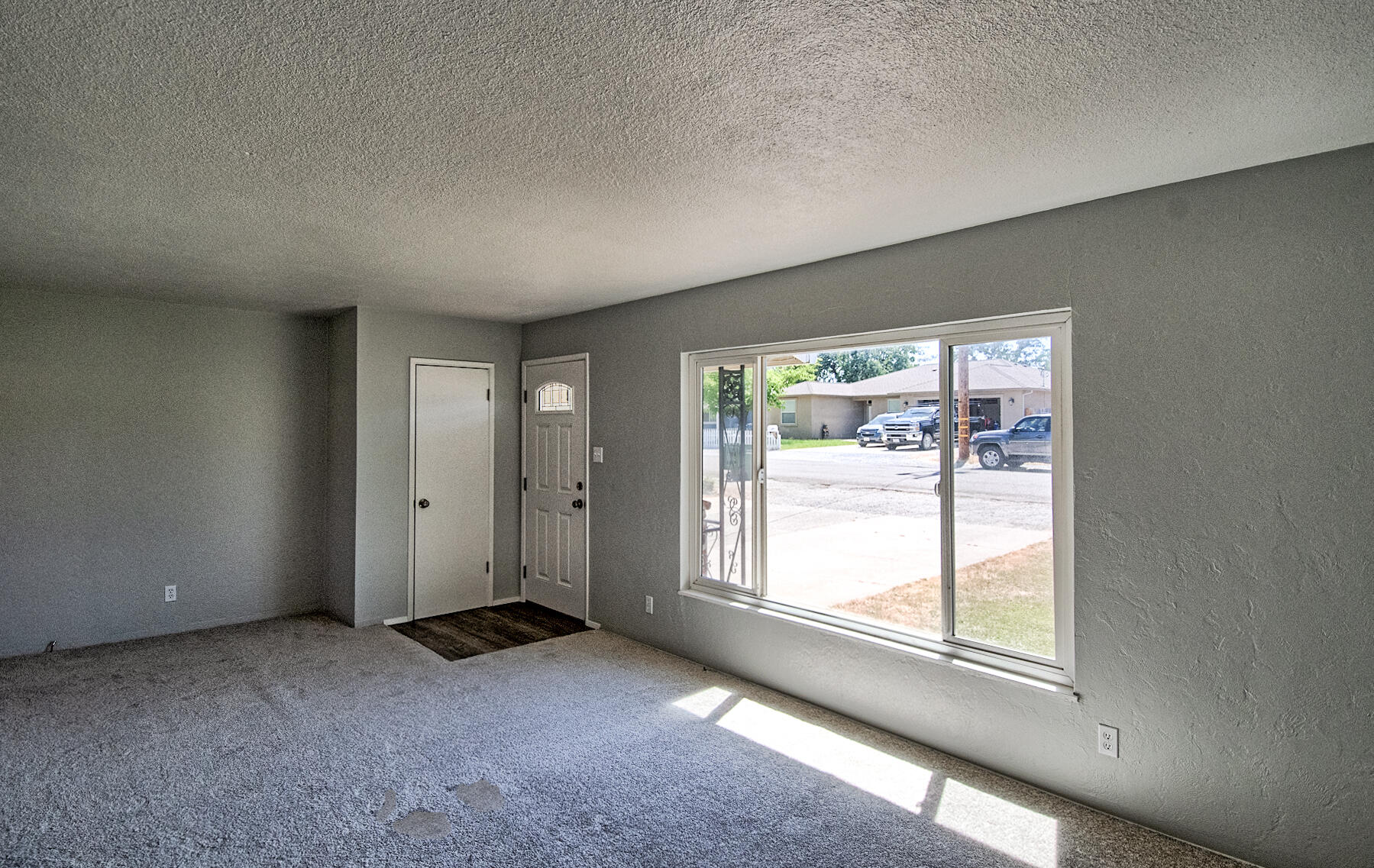 827 Ridge Road Redding, CA 96003 - Photo 5 of 32 Living Room