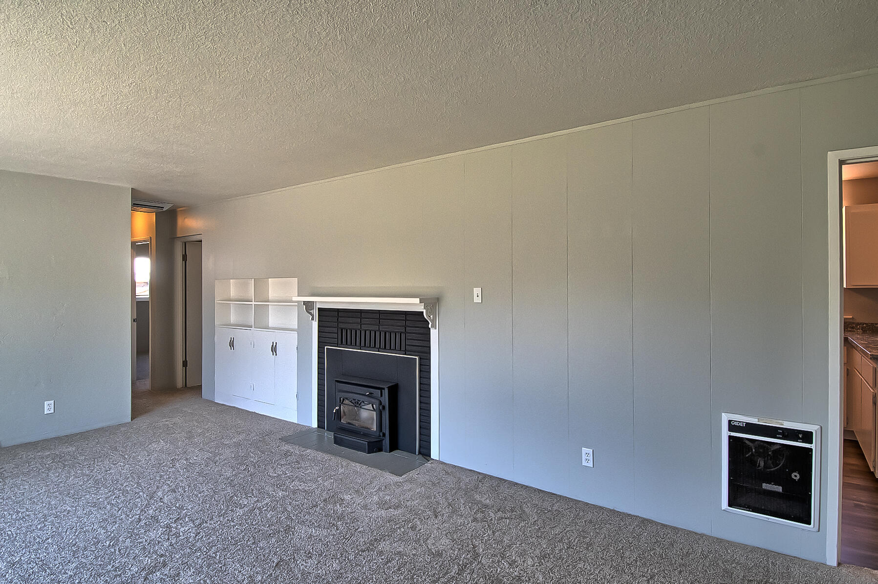 827 Ridge Road Redding, CA 96003 - Photo 7 of 32 Living Room