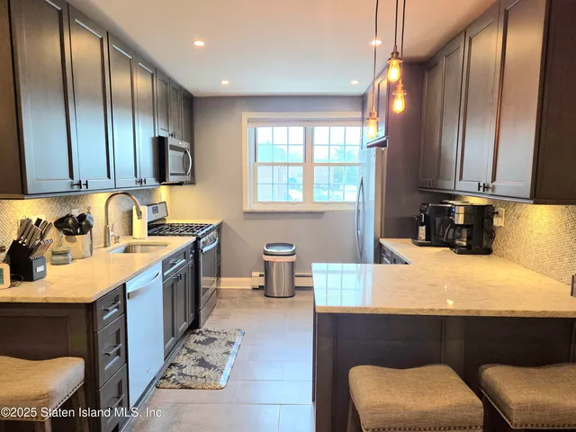 $468,800 | 400 Maryland Avenue, Unit 3D | Rosebank