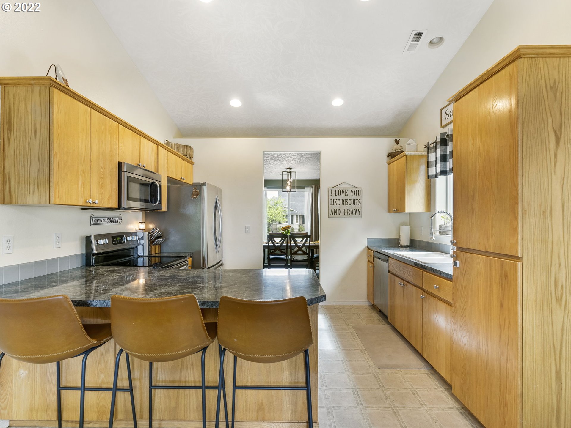 742 Kelsey Loop Molalla, OR 97038 - Photo 8 of 29 Kitchen