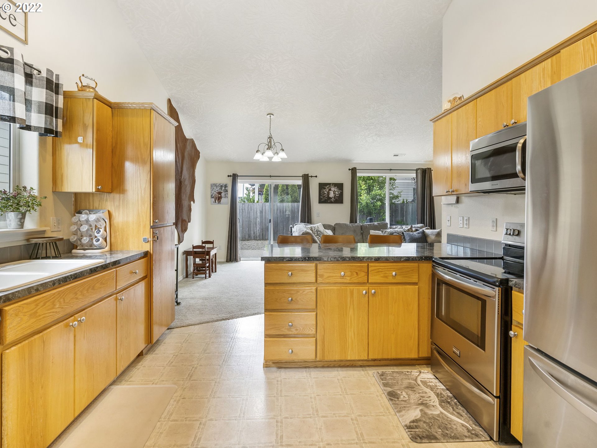 742 Kelsey Loop Molalla, OR 97038 - Photo 9 of 29 Kitchen