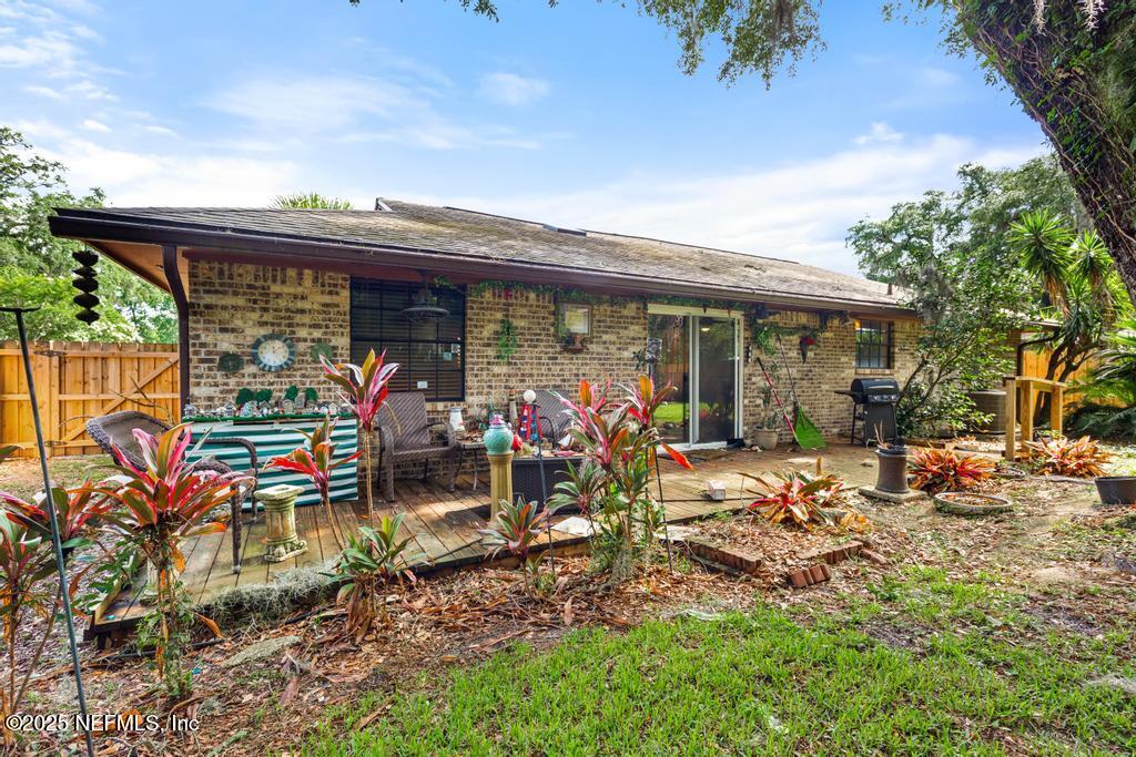 5342 Hickson Road Jacksonville, FL 32207 - Photo 17 of 19 a view of a chairs and tables in patio