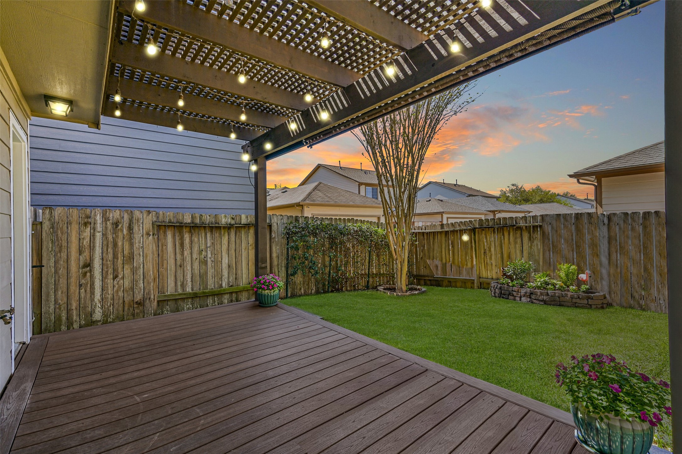 3208 Clearview Circle Houston, TX 77025 - Photo 5 of 30 a view of a backyard with sitting area