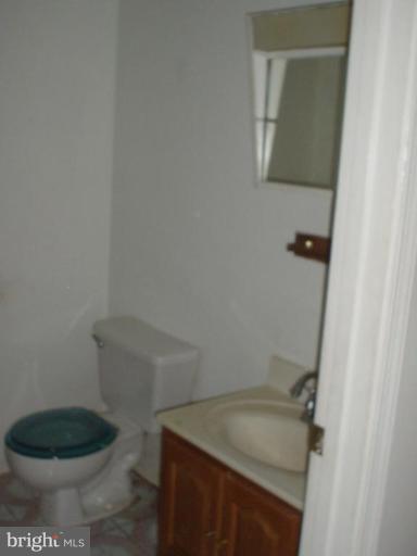 7 Coliston Road, Unit B Reisterstown, MD 21136 - Photo 8 of 13 Upper Level-tub and shower