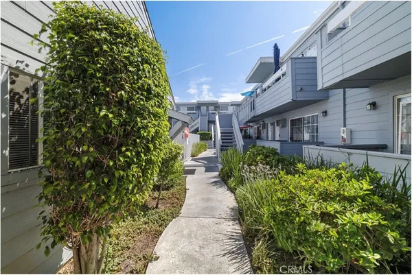 a view of a pathway with house on both side