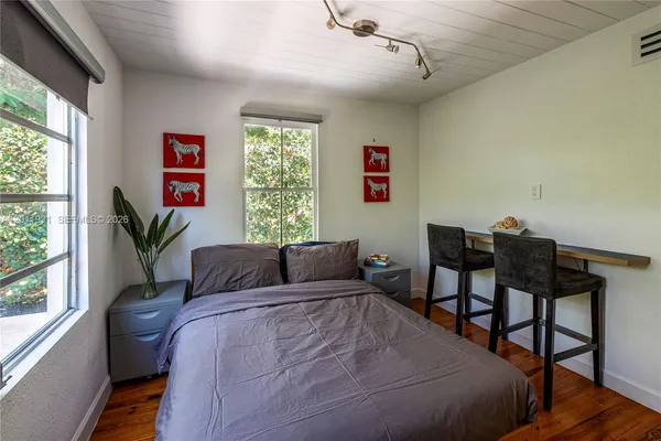 $5,200 | 3655 Oak Avenue, Unit 3655, Miami, FL 33133