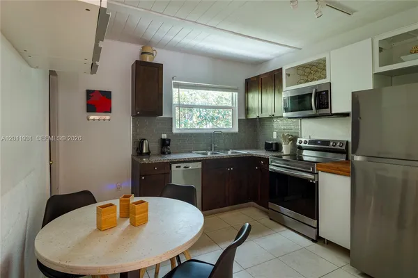 $5,200 | 3655 Oak Avenue, Unit 3655, Miami, FL 33133